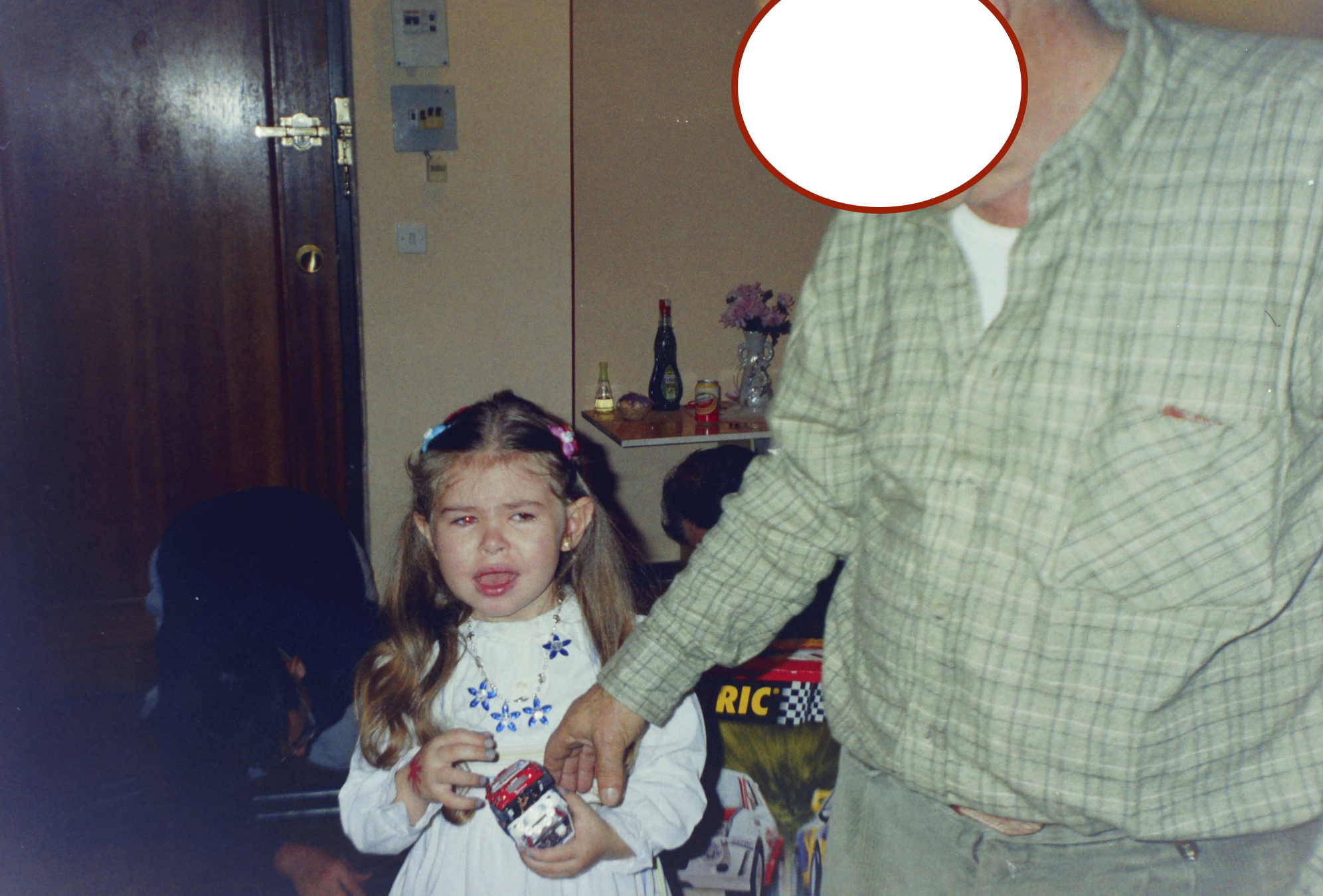 Fotografía familiar con el rostro velado