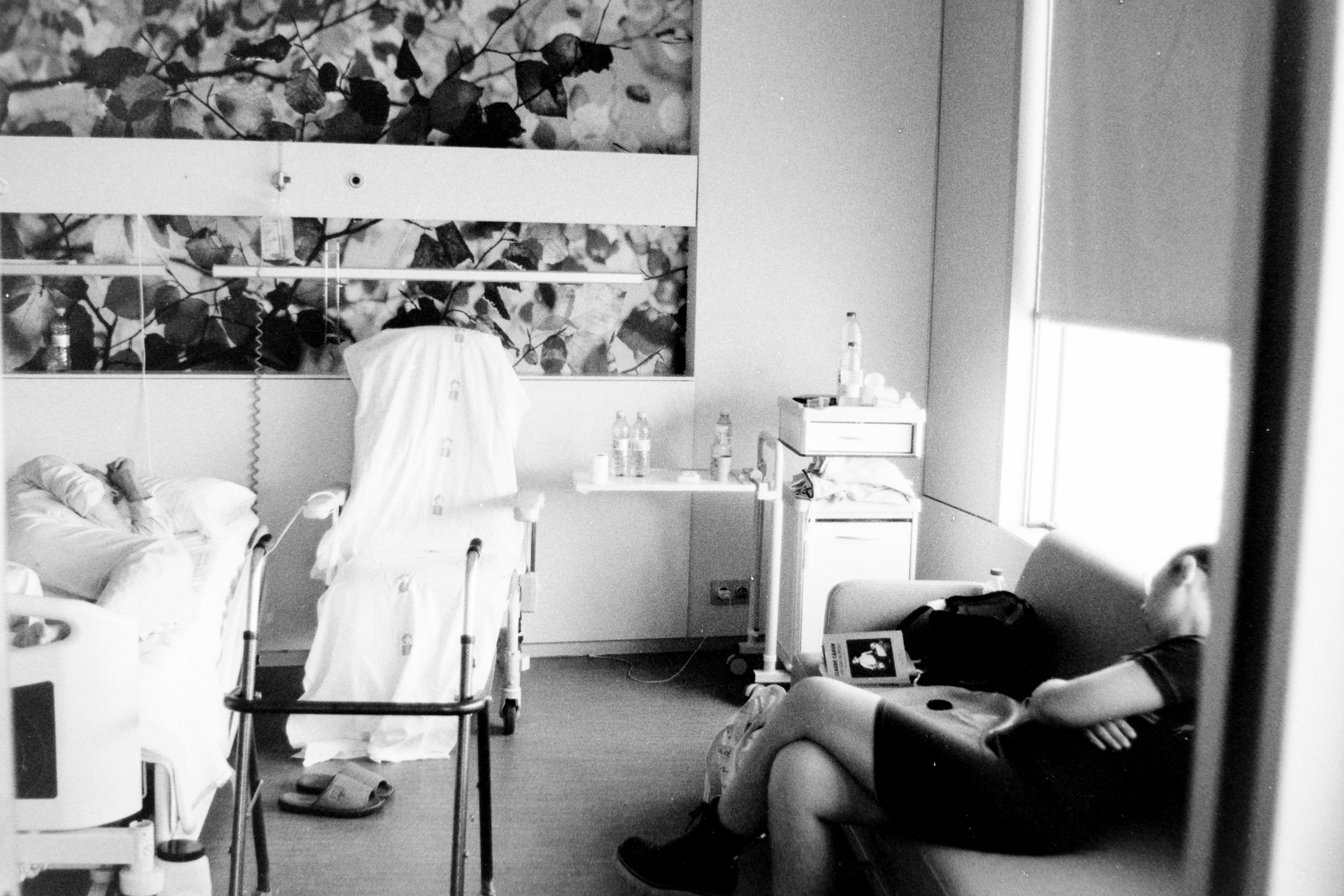 Fotografía en blanco y negro de una habitación de hospital